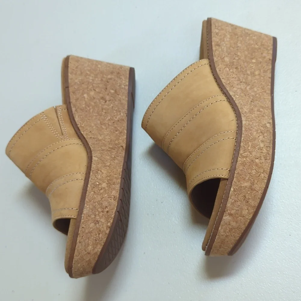 Clarks Aisley Lilly Camel Colored Wedge Sandals. Size 10